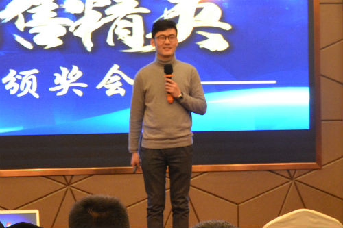 對(duì)優(yōu)秀的合作伙伴進(jìn)行表彰