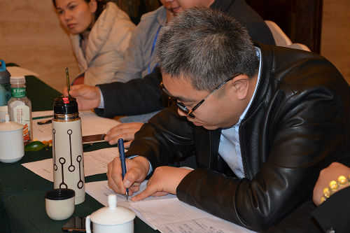 聽(tīng)完胡德泰先生講解，現(xiàn)場(chǎng)合作伙伴紛紛表示2019年一定更加努力，當(dāng)即就簽訂了任務(wù)狀。
