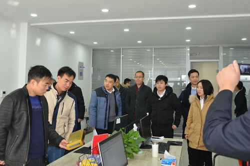 大家參觀了企業(yè)行政辦公大樓和生產(chǎn)基地