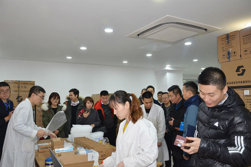 大家參觀了企業(yè)行政辦公大樓和生產(chǎn)基地