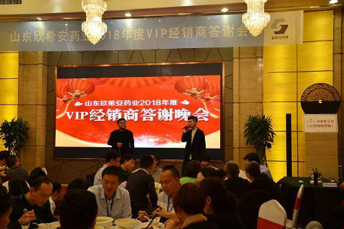 員工紛紛登臺(tái)獻(xiàn)藝