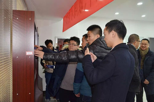 經(jīng)銷(xiāo)商參觀公司