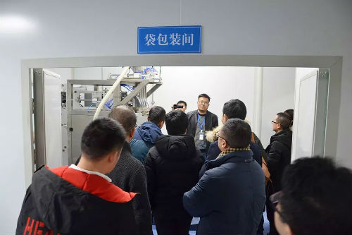 經(jīng)銷(xiāo)商參觀包裝車(chē)間