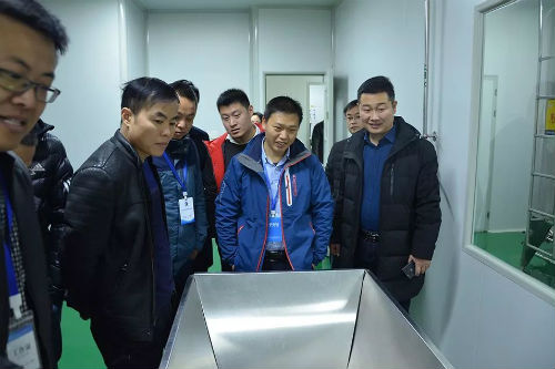 經(jīng)銷(xiāo)商參觀生產(chǎn)基地