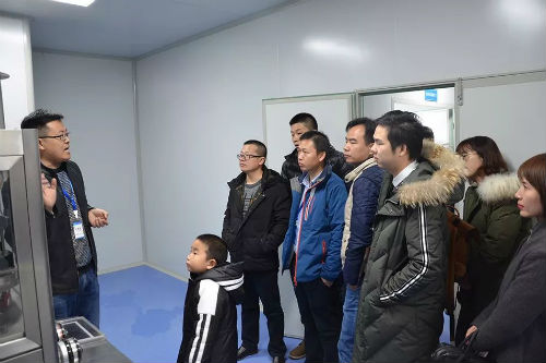 經(jīng)銷(xiāo)商參觀生產(chǎn)基地